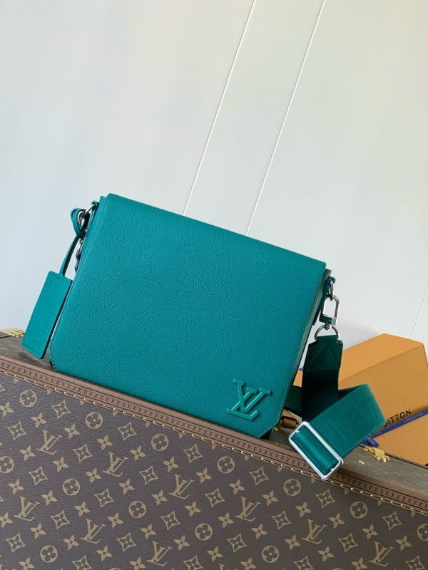 Louis Vuitton messenger